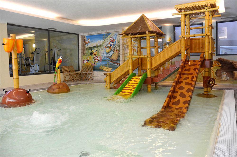 Alpholiday Dolomiti Wellness & Family Hotel Dimaro Exterior photo