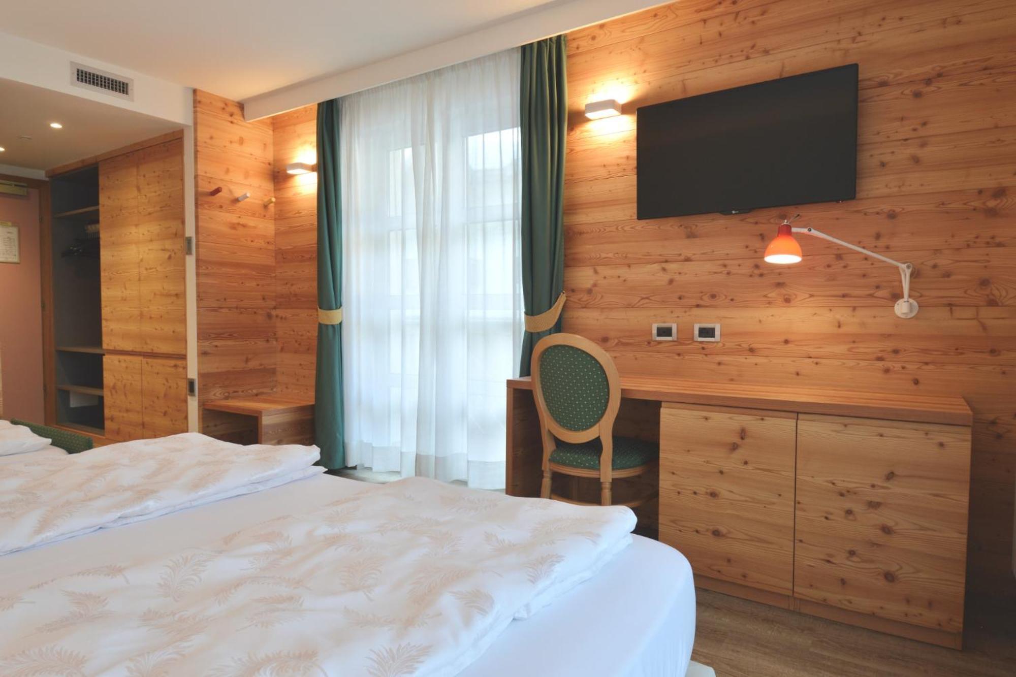 Alpholiday Dolomiti Wellness & Family Hotel Dimaro Room photo